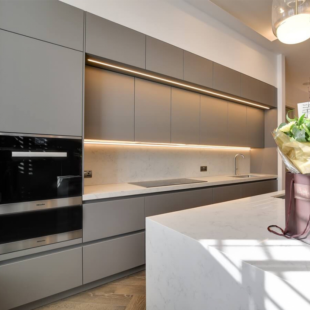 Modern fitted melamine kitchen cabinets with handle free design